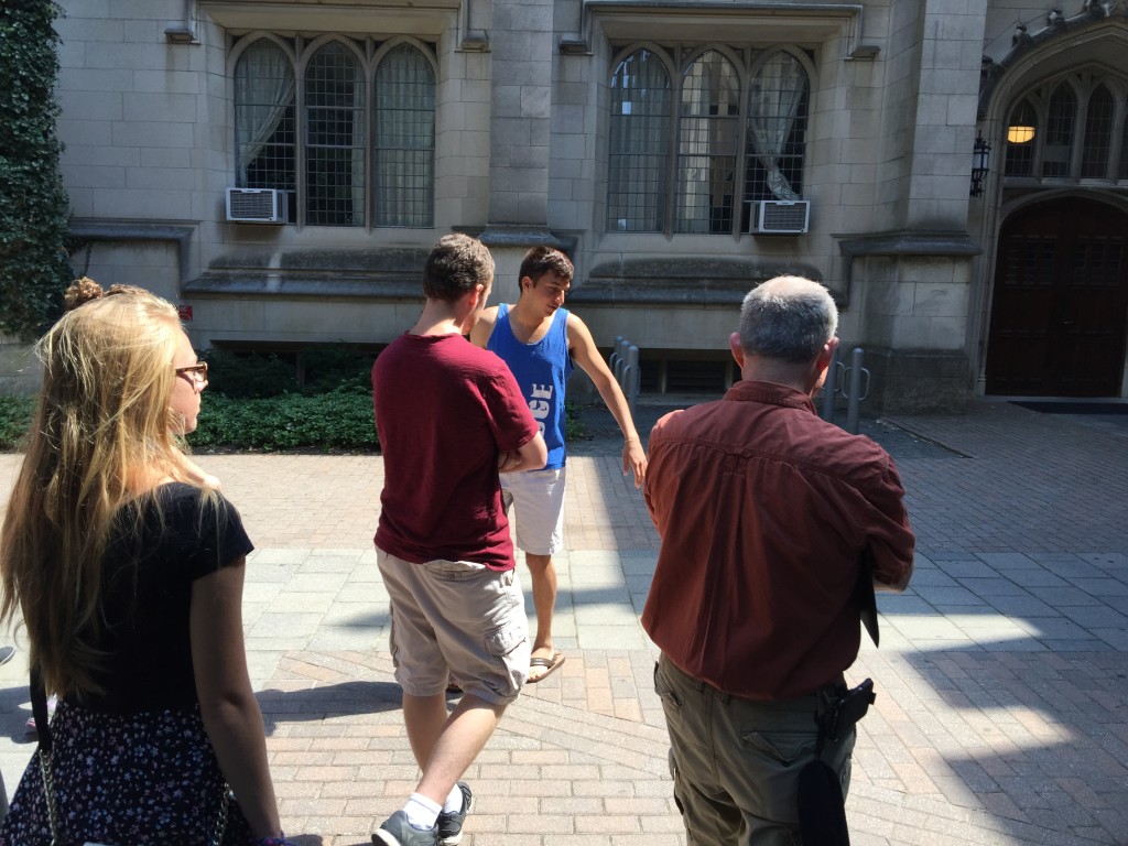 图:穿蓝衣服的是导游小哥